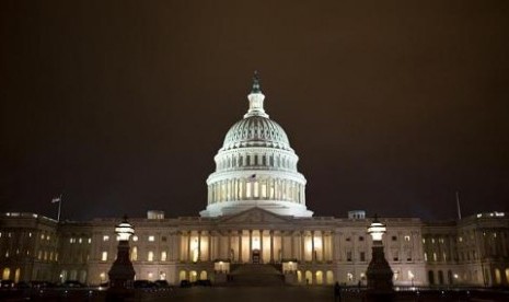 US Capitol terus menyala di malam hari. Parlemen AS terus bekerja hingga larut untuk menyelesaikan undang-undang krusial demi mengatasi 'Jurang Fiskal'