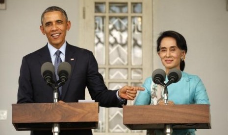 US President Barack Obama and opposition politician Aung San Suu Kyi hold a press conference after their meeting at her residence in Yangon, November 14, 2014.