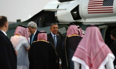 US President Barack Obama are greeted upon their arrival for a meeting with Saudi King Abdullah at Rawdat al-Khraim near Riyadh in Saudi Arabia, March 28, 2014.