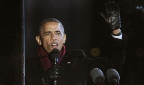 US President Barack Obama greets the audience during the 92nd annual National Christmas Tree Lighting on the Ellipse near the White House in Washington December 4, 2014. 