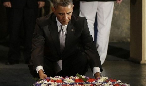 US President Barack Obama lays a wreath during his visit to the Hall of Remembrance at the Yad Vashem Holocaust Memorial in Jerusalem, Israel, Friday, March 22, 2013. 