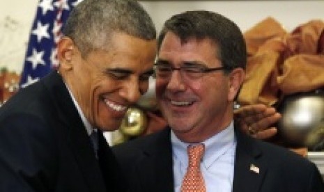 US President Barack Obama (left) and Ashton Carter (file)  