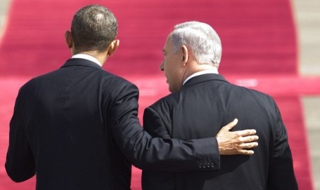 US President Barack Obama (left) and Israel's Prime Minister Benjamin Netanyahu, walk after a welcoming ceremony upon Obama's arrival at Ben Gurion airport near Tel Aviv, Israel, Wednesday, March 20, 2013. 