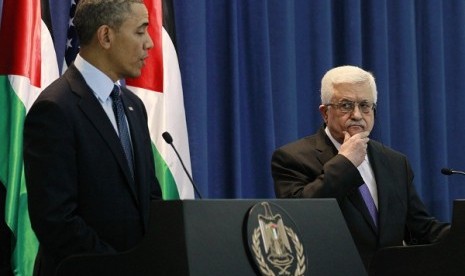 US President Barack Obama (left) participates in a joint news conference with Palestinian President Mahmoud Abbas at the Muqata Presidential Compound in Ramallah on March 21, 2013. 