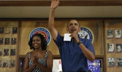 US President Barack Obama (right) and first lady Michelle Obama greet military personnel during a Christmas day visit to Marine Corps Base Hawaii in Kaneohe, Hawaii December 25, 2013.