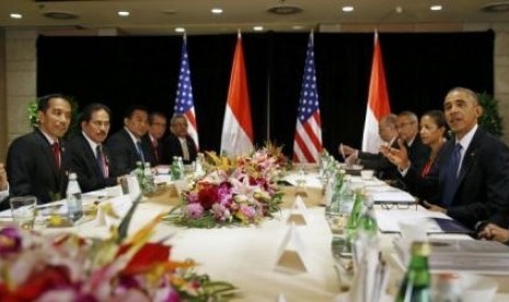 US President Barack Obama (right) gestures during a bilateral meeting with Indonesia's President Joko Widodo (left) in Beijing November 10, 2014. 