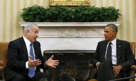 US President Barack Obama (right) meets with Israel's Prime Minister Benjamin Netanyahu at the Oval Office of the White House in Washington October 1, 2014.