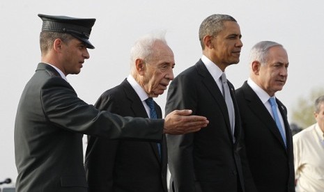 US President Barack Obama (second right) participates in a farewell ceremony with Israeli Prime Minister Benjamin Netanyahu (right) and President Shimon Peres (second left) at Tel Aviv International Airport, March 22, 2013. 