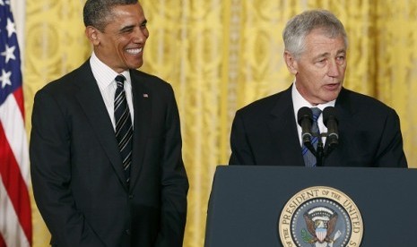 US President Barack Obama smiles at his nominee for Secretary of Defense, former Republican Senator Chuck Hagel (right), at the White House in Washington January 7, 2013. Obama announced the nominations of Hagel for defense secretary, and John Brennan as the next CIA director. 