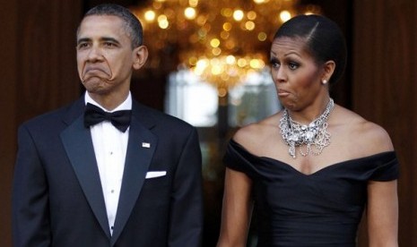 US President Obama (left) and first lady Michelle Obama react as the car carrying Queen Elizabeth and Prince Philip, Duke of Edinburgh, arrives at Winfield House in London, May 25, 2011.   