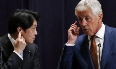 US Secretary of Defense Chuck Hagel (right) and his Japanese counterpart Itsunori Onodera attend their joint news conference at the Defense Ministry in Tokyo April 6, 2014. 