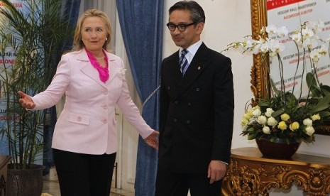 US Secretary of State Hillary Clinton (left) gestures next to Indonesia's Foreign Minister Marty Natalegawa during their meeting in Jakarta on Monday.  