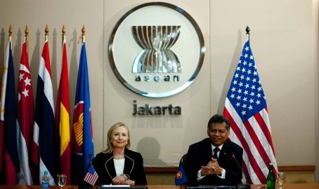 US Secretary of State Hillary Clinton talks with ASEAN Secretary General Dr Surin Pitsuwan at the ASEAN Secretariat in Jakarta, on Tueday. Both sides discuss regional and global issues, including on South China Sea.