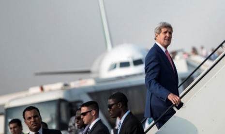 US Secretary of State John Kerry boards his plane at Cairo International Airport, September 13, 2014.