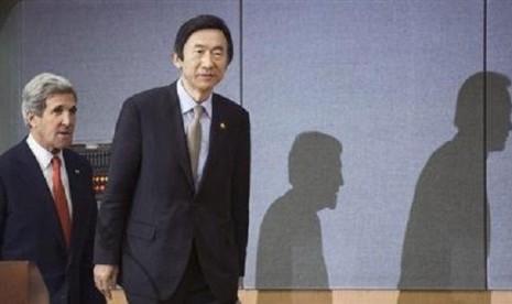 US Secretary of State John Kerry (left) and South Korea's Foreign Minister Yun Byung-se arrive for a joint news conference at the Foreign Ministry in Seoul April 12, 2013. 