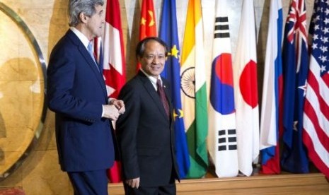 US Secretary of State John Kerry (left) walks with ASEAN Secretary-General Le Luong Minh to a meeting in Jakarta February 16, 2014.