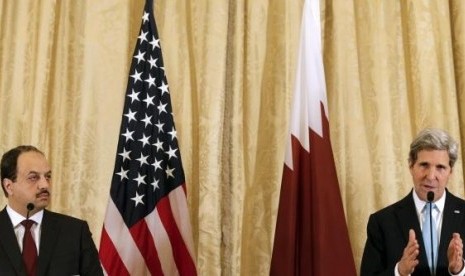 US Secretary of State John Kerry (right) and Qatar Foreign Minister Khaled Al-Attiyah attend a news conference after a meeting at the US embassy alongside a gathering of the Friends of Syria, in Paris, January 12, 2014.