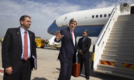 US Secretary of State John Kerry says goodbye to US Ambassador to Israel Daniel Shapiro (left) as he leaves Tel Aviv April 1, 2014.