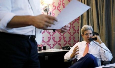 US Secretary of State John Kerry speaks on the phone to Israeli Prime Minister Benjamin Netanyahu about the terms of a ceasefire in Gaza, from his hotel suite in Cairo July 25, 2014.