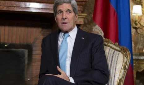 US Secretary of State John Kerry talks before meeting Russia's Foreign Minister Sergei Lavrov at Villa Taverna in Rome December 14, 2014.