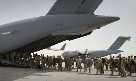 US soldiers board a US military plane, as they leave Afghanistan, at the US base in Bagram north of Kabul, Afghanistan, in July 14, 2011. (file photo)  