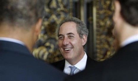 US Trade Representative Michael Froman talks to delegates as he waits for the conclusion and closing ceremony of the ninth World Trade Organization (WTO) Ministerial Conference in Nusa Dua, on the Indonesian resort island of Bali December 6, 2013.