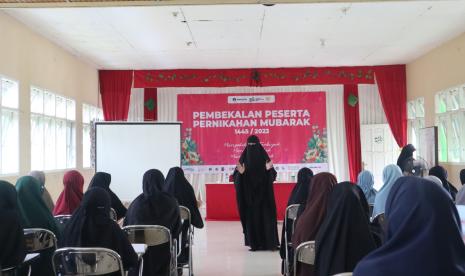 Usadzah Sulmiati Saleh selaku Anggota Dewan Murobbi Pusat Muslimat Hidayatullah memberikan pembekalan kepada calon pengantin di Aula STIS Putri Balikpapan, Gunung Tembak, pada hari Sabtu (13/11/2023).