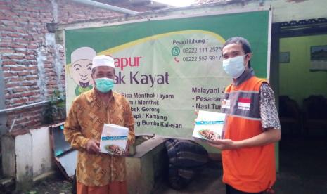 Usaha Dapur Pak Kayat menjadi salah satu UKM yang mendapatkan pendampingan dari program Bantuan Wirausaha kerjasama YBM PLN Pusmanpro dan Rumah Zakat. Produk dari “Dapur Pak Kayat” ini yang sangat populer adalah Rica-rica Mentok. Amat Kayat, pemilik usaha Dapur Pak Kayat ini, tinggal di rumah sederhana di Jalan Tandang no 12 RT 06/07 Kelurahan Jomblang, Candisari, Semarang.