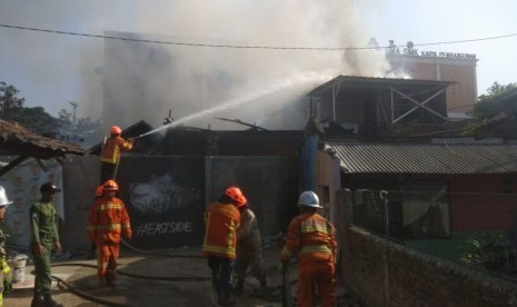 Usaha fotocopy milik Yufridal (78) di Jalan Cijalupang, Kelurahan Pasir  Endah, Kecamatan Ujungberung, Kota Bandung ludes terbakar api, Senin  (14/10) pagi. Penyebab kebakaran masih dalam penyelidikan. Meski tidak  terdapat korban jiwa, namun kerugian ditaksir mencapai ratusan juta.