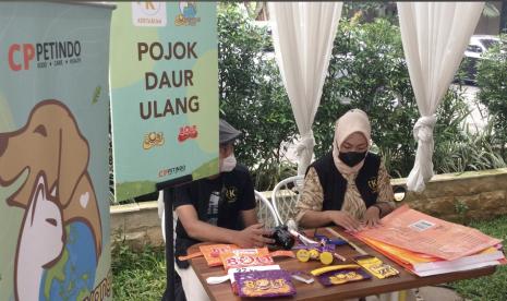 Usaha mengurangi sampah bekas bungkus makanan hewan dengan mendaur ulang menjadi produk berdaya guna.