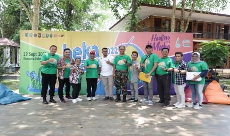  Usai bekarang bersama warga dan jajaran Pemkab Muba, Pj Bupati Musi Banyuasin (Muba) Drs H Apriyadi MSi didampingi Pj Ketua Tim Penggerak PKK Kabupaten Muba Hj Asna Aini terlihat kompak meracik bumbu masakan untuk meraih juara pada lomba masak Nasi Goreng. 