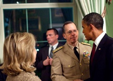 Usai berpidato, barack Obama disalami  Mike Mullen, disaksikan Direktur CIA Leon Panetta (kiri) dan menlu Hillary Clinton (membelakangi lensa). 