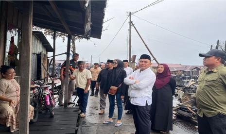 Usai melaksanakan shalat subuh berjamaah Gubernur Kalteng H. Sugianto Sabran didampingi sang istri yang juga Ketua TP PKK Ivo Sugianto Sabran, Wagub Kalteng H. Edy Pratowo dan Sekda Prov. Kalteng H. Nuryakin, melihat kondisi masyarakat dan meninjau secara langsung lokasi kebakaran yang terjadi beberapa hari lalu tepatnya berada di Gang Sayur, Gang Karyawan dan Gang Giat komplek Puntun Kelurahan Pahandut, Kota Palangka Raya.