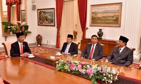 Usai Pelantikan Anies Baswedan dan Sandiaga Uno sebagai Gubernur dan Wakil Gubernur DKI, Senin (16/10), Presiden Joko Widodo berbincang dengan Prabowo Subianto, Wapres Jusuf Kalla dan Menko Polhukam Wiranto di Istana Negara. 