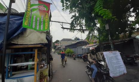 Usai pemakaman enam laskar FPI yang tewas ditembak polisi, tampak tak ada laskar yang berjaga di depan Jalan Petamburan III, Tanah Abang, Jakarta Pusat, Rabu (9/12) siang. 