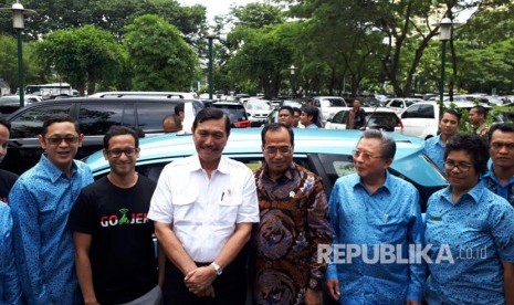 Usai pertemuan dan launching Go Bluebird antara Gojek, Bluebird dan Pemerintah Menko Maritim, Luhut Binsar Pandjaitan Menteri Perhubungan Budi Karya Sumadi Founder Gojek, Nadiem Makarim dan Direktur Bluebird Adrianto Djokosoetono berfoto bersama, Kamis (30/3).