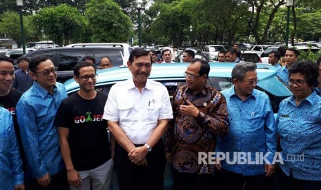 Usai pertemuan dan launching Go Bluebird antara Gojek, Bluebird dan Pemerintah Menko Maritim, Luhut Binsar Pandjaitan Menteri Perhubungan Budi Karya Sumadi Founder Gojek, Nadiem Makarim dan Direktur Bluebird Adrianto Djokosoetono berfoto bersama, Kamis (30/3).