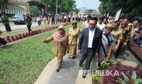 Usai prosesi peresmian, Gubernur Jawa Barat Ridwan Kamil meninjau Taman Pusdai Jawa Barat, Jalan Surapati, Kota Bandung, Senin (30/12).