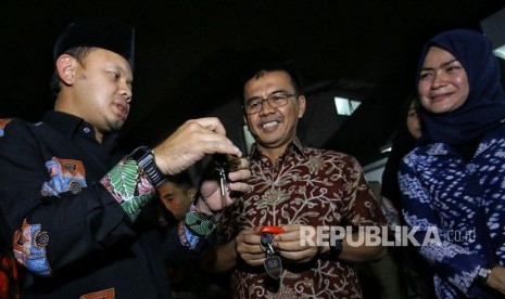 Usai resmi ditetapkan sebagai peserta, calon pejawat Bima Arya, meninggalkan rumah dinasnya di Jalan Pajajaran, Bogor Tengah, Kota Bogor, Senin (12/2) malam.