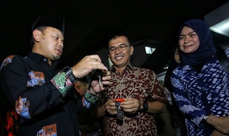 Usai resmi ditetapkan sebagai peserta Pilkada, pejawat wali kota Bogor Bima Arya meninggalkan rumah dinas dan menyerahkan kunci rumah dan mobil dinas, Senin (12/1) malam.