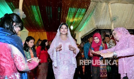 Usai resmi menyandang marga Siregar, Kahiyang Ayu menjalani manortor pertamanya. Manortor ini merupakan ungkapan rasa syukur karena Kahiyang telah menjadi keluarga besar Siregar. Selain itu, manortor ini juga dilakukan untuk melepas Kahiyang sebagai anak perempuan Siregar ke rumah mertuanya.