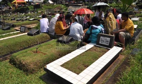  Usai shalat Idul Fitri, sejumlah warga mengunjungi makam kerabatnya di TPU Karet Bivak, Jakarta Pusat, Kamis (8/8). (Republika/Rakhmawaty La'lang)