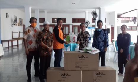 Usai terima bantuan dari Badan Nasional Penanggulangan Bencana (BNPB) RI, Ketua Gugus Tugas Percepatan Penanganan Covid-19 Bangka Belitung segera distribusikan bantuan ke rumah sakit rujukan dan puskesmas di Kabupaten/Kota se-Provinsi Kepulauan Bangka Belitung. 