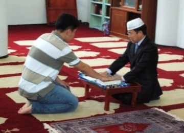 Usai mengucapkan Syahadat, seorang mualaf masih harus mempelajari banyak hal dalam Islam untuk menguatkan keimanan. Bermacam aliran dalam Islam sering kali membuat mualaf kebingungan menentukan arah.