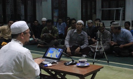 Usatz Hepi Andi Bastoni mengupas Kajian Sirah Nabawiyah di Masjid Alumni IPB Bogor.