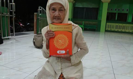 Usia senja tak surutkan semangat Mbah Yanti terus mengaji