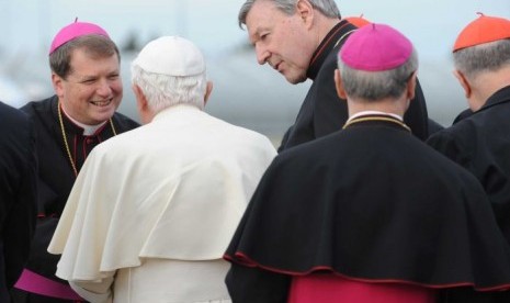 Uskup Agung Anthony Fisher (kiri) dan Kardinal George Pell menyambut Paus Benediktus XVI pada Hari Kaum Muda pada 2008.