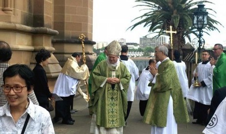  Uskup Agung Sydney, Anthony Fisher, diluar Katedral St Mary setelah memberikan homilinya mengenai pernikahan sesama jenis.  