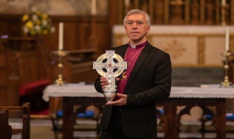 Uskup Agung Wales Andrew John membawa Salib Wales menjelang pemberkatan di Holy Trinity Church, Llandudno, North Wales, Britain, 19 April 2023 (dirilis 20 April 2023). Salib itu akan dibawa ke Westminster Abbey untuk prosesi Pemahkotaan Raja Charles III. Salib tersebut berisi dua potongan True Cross yang diyakini dipakai untuk menyalib Yesus Kristus. Pecahan salib itu dihadiahkan kepada Raja Charles oleh Paus Francis menjelang Pemahkotaan.