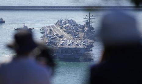 USS Ronald Reagan dikawal saat tiba di Busan, Korea Selatan pada 23 September 2022. Korea Utara memperingatkan Sabtu, 10 Oktober. 8, AS Penempatan kembali kapal induk di dekat Semenanjung Korea menyebabkan “percikan negatif yang sangat besar” dalam keamanan regional, karena negara itu mempertahankan uji coba misilnya baru-baru ini sebagai “reaksi yang benar” terhadap latihan militer yang mengintimidasi antara para pesaingnya.